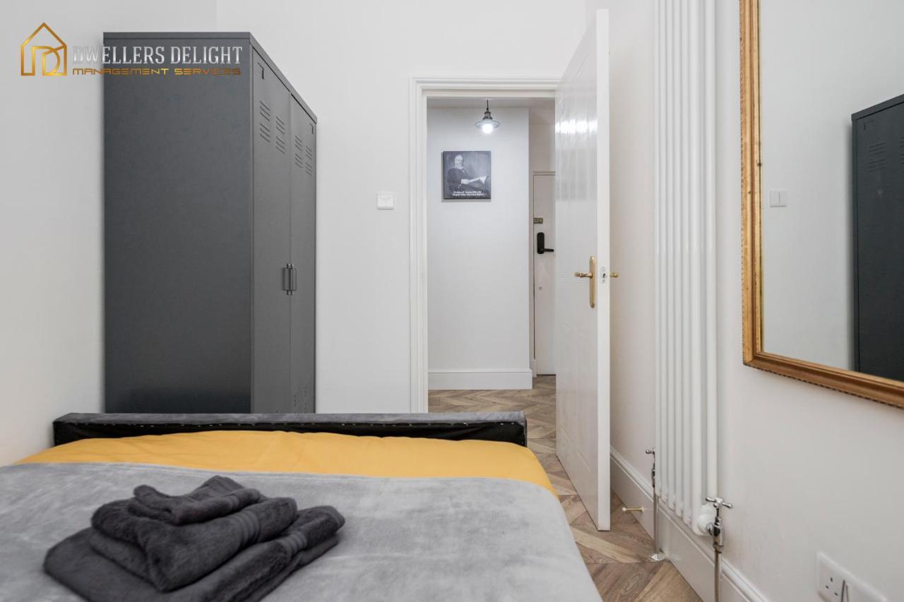 Entire 2 Bed Flat Plaistow,Canning Town Prime Location In لندن المظهر الخارجي الصورة