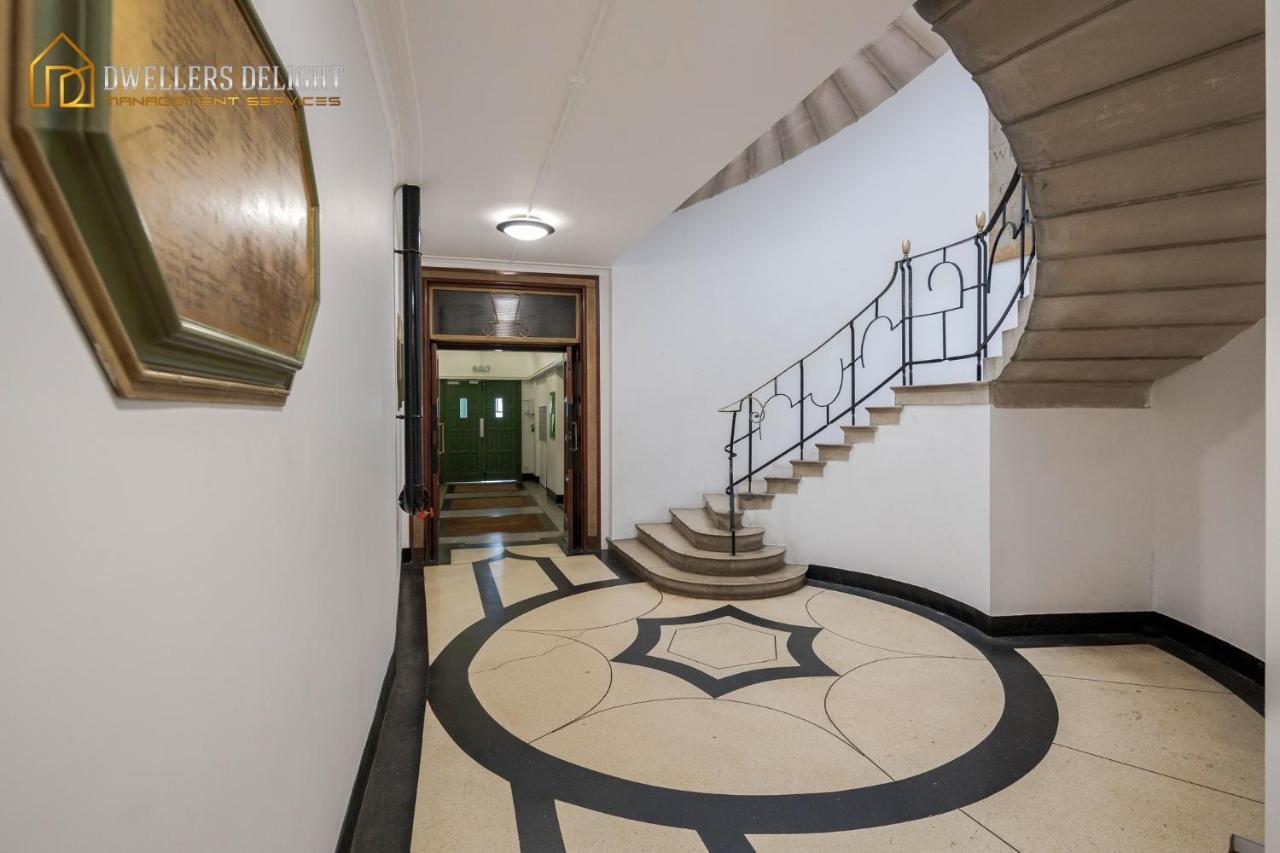 Entire 2 Bed Flat Plaistow,Canning Town Prime Location In لندن المظهر الخارجي الصورة