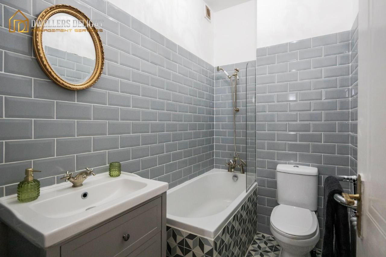 Entire 2 Bed Flat Plaistow,Canning Town Prime Location In لندن المظهر الخارجي الصورة