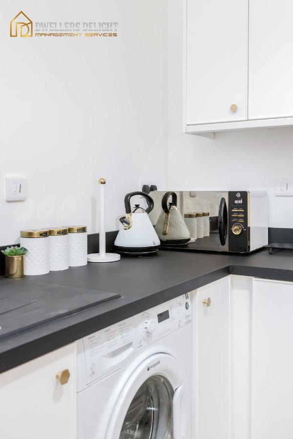 Entire 2 Bed Flat Plaistow,Canning Town Prime Location In لندن المظهر الخارجي الصورة