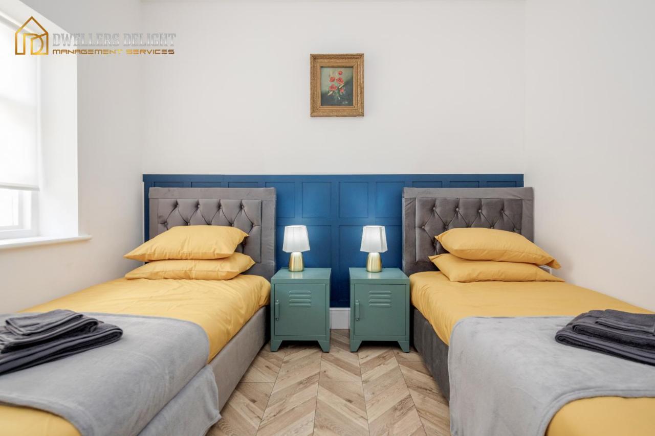 Entire 2 Bed Flat Plaistow,Canning Town Prime Location In لندن المظهر الخارجي الصورة